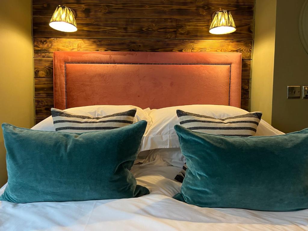 利特尔东海滩宾馆的床上有2个蓝色枕头
