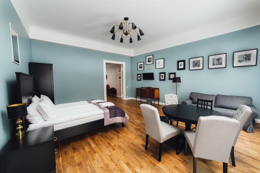 里加Sherlock Apartments的一间卧室设有一张床和一间用餐室