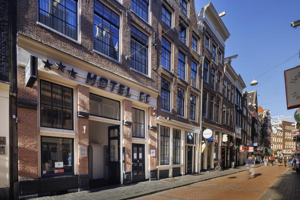 阿姆斯特丹CC酒店的城市街道上的一排建筑物