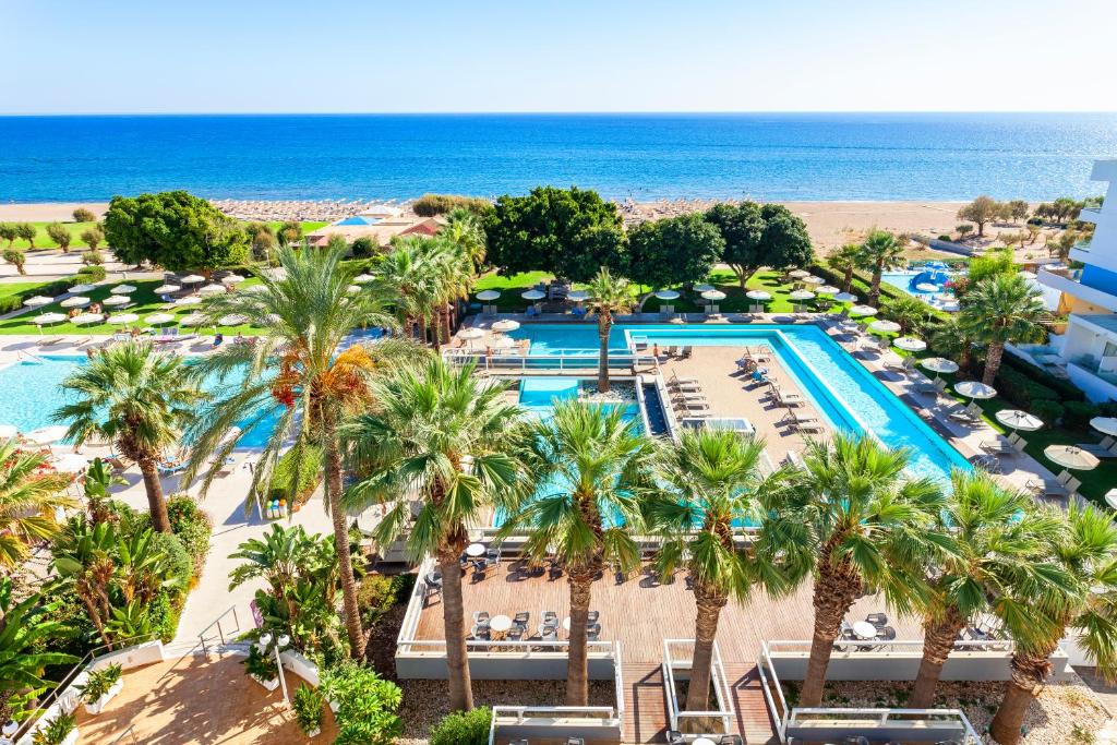法里拉基蓝色海滩度假酒店的享有棕榈树和海滩度假村的空中景致