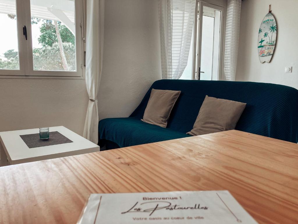 卡布勒通Les Pastourelles的客厅配有蓝色的沙发和桌子