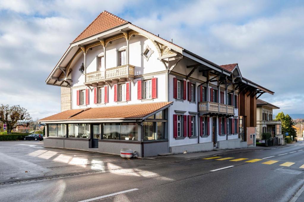 RapperswilHotel Ochsen Rapperswil/BE的街道边的建筑物