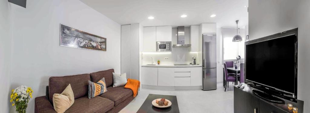 萨阿拉德洛斯阿图内斯Apartamentos Levante的带沙发的客厅和厨房