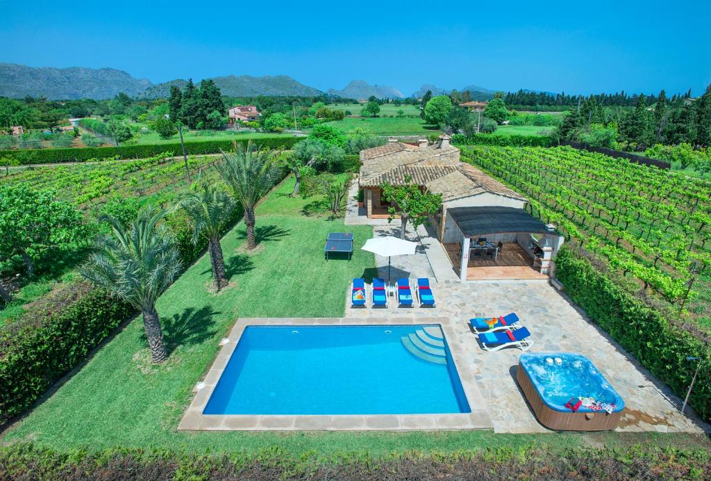 波连斯萨Owl Booking Villa Divina - Luxury Retreat的享有带游泳池的别墅的空中景致