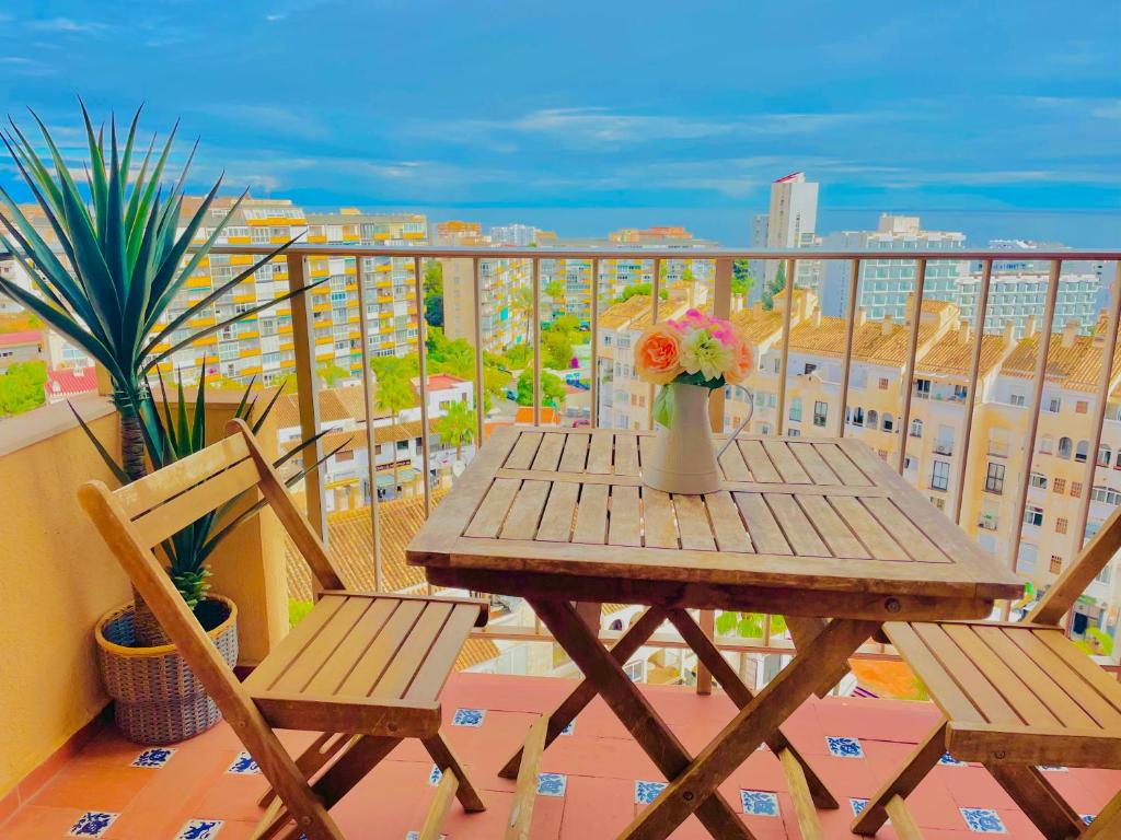 贝纳尔马德纳LUXURY SUITES MINERVA beach的阳台上配有一张木桌和两把椅子