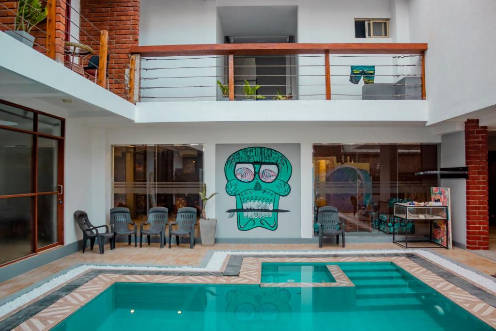 韦利格默Surf & Party Weligama的一座带游泳池的房屋和墙上的绘画