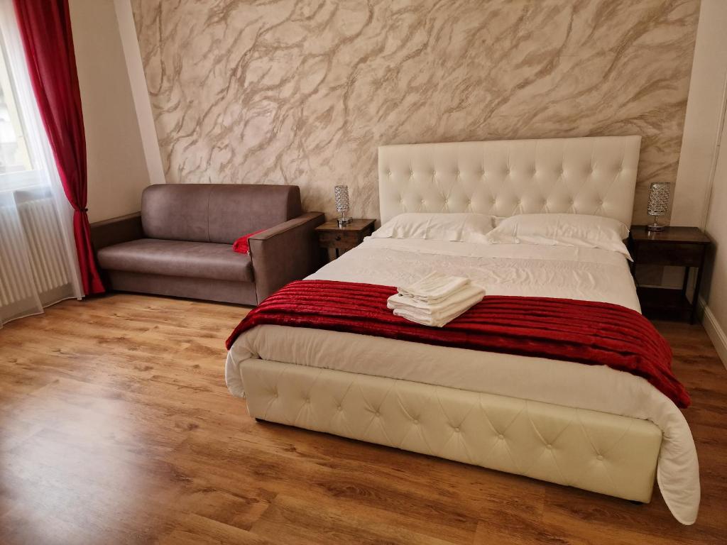 维罗纳Cc133的一间卧室配有一张大床和一把椅子