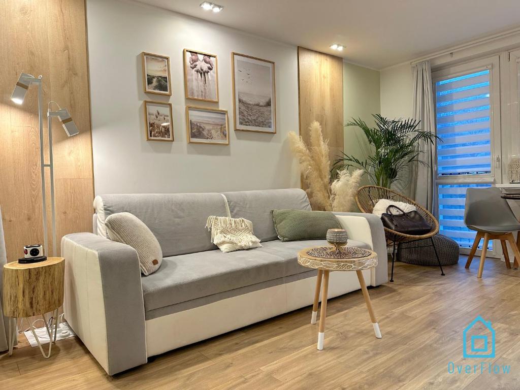 格但斯克Boho Apartment的客厅配有沙发和桌子