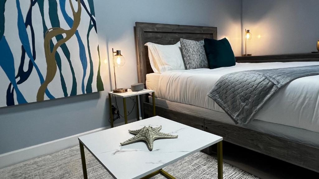 代托纳海滩Oceano Suites Daytona Beach的一间卧室配有一张床,桌子上还有一只海星