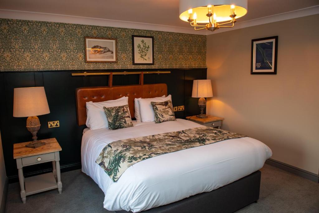 陶德维克The Red Lion Inn by Chef & Brewer Collection的一间卧室配有一张大床和两盏灯。