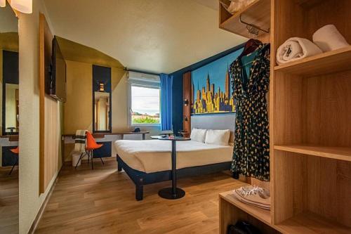 布拉尼亚克图卢兹机场宜必思尚品酒店的酒店客房设有床和窗户。