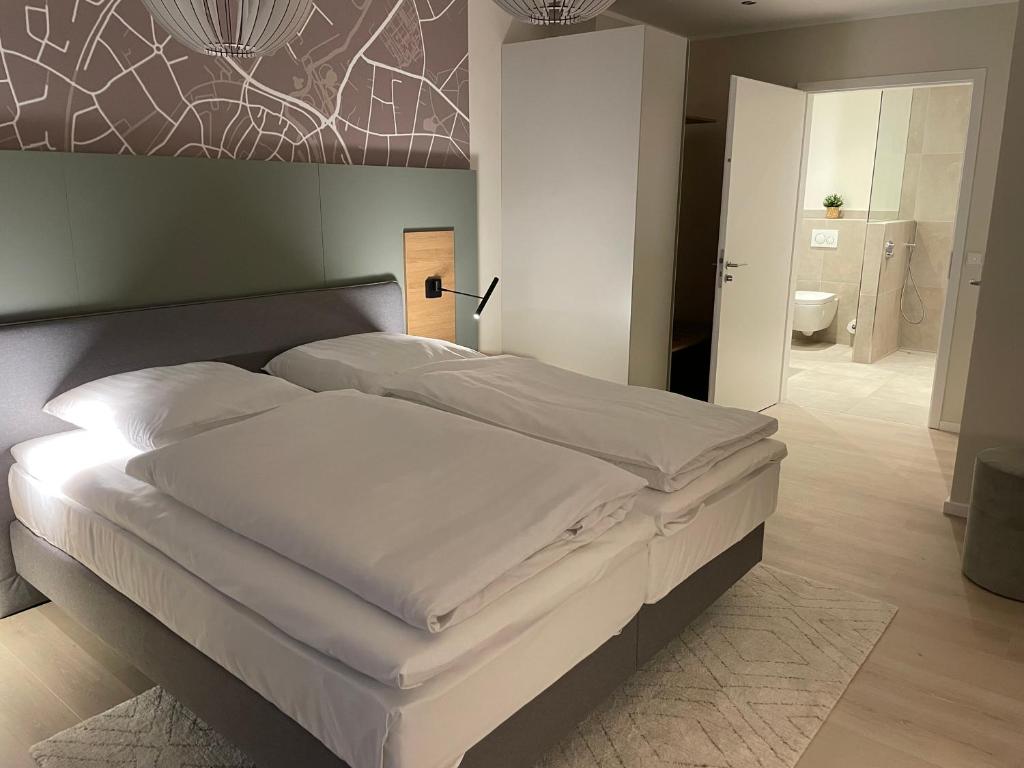 科斯费尔德哈塞尔霍夫酒店及餐厅的卧室配有一张白色大床