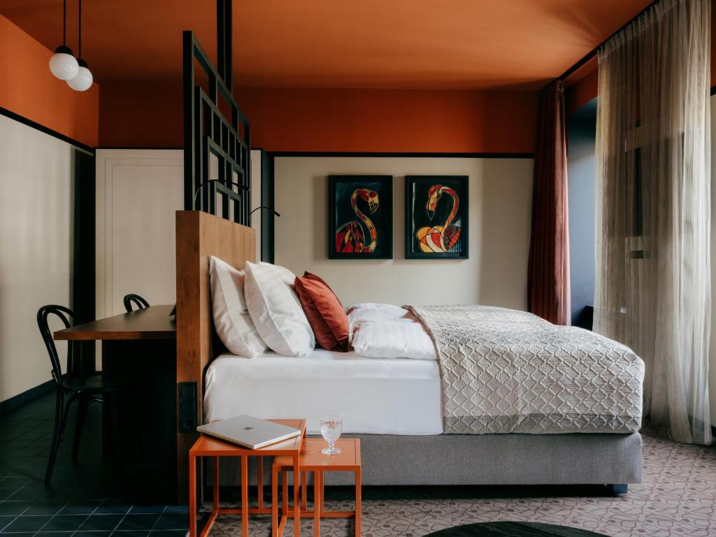 维也纳WELTWIEN Luxury Art Apartments的一间卧室配有一张床和一张带笔记本电脑的桌子
