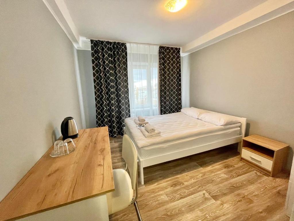 基辅Hotel 7F的小房间设有一张床和一张书桌