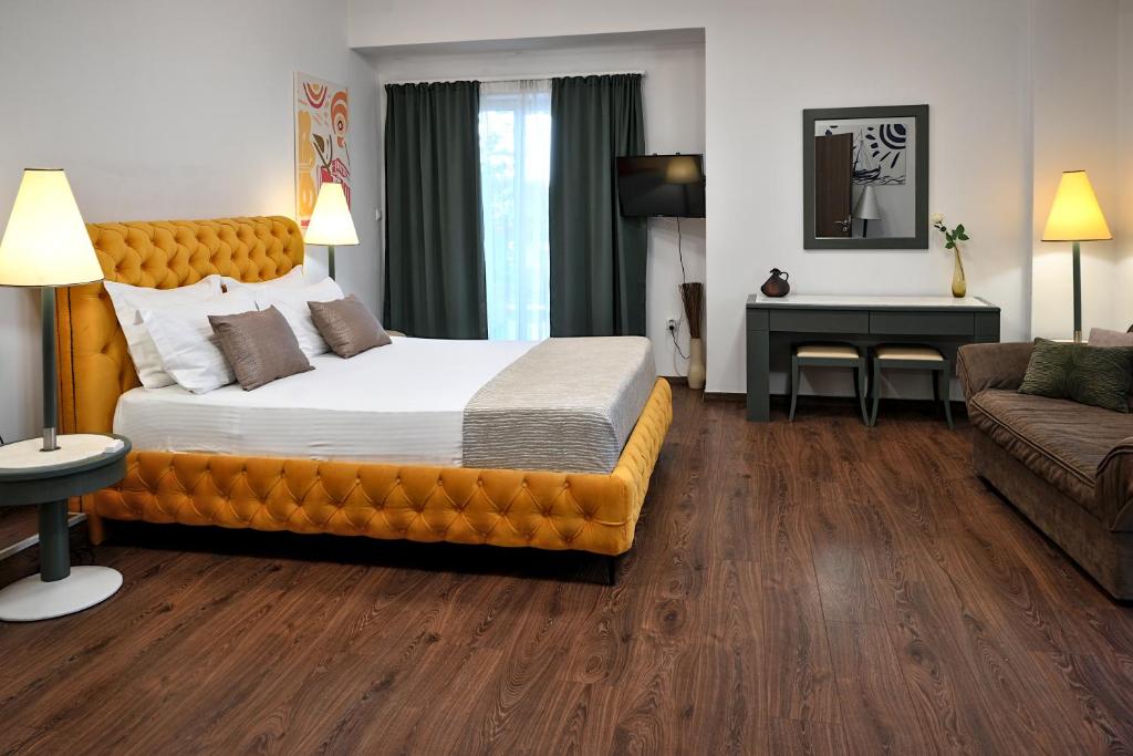 雅典Stylish Apartment, Acropolis view的酒店客房设有一张大床和一张沙发。