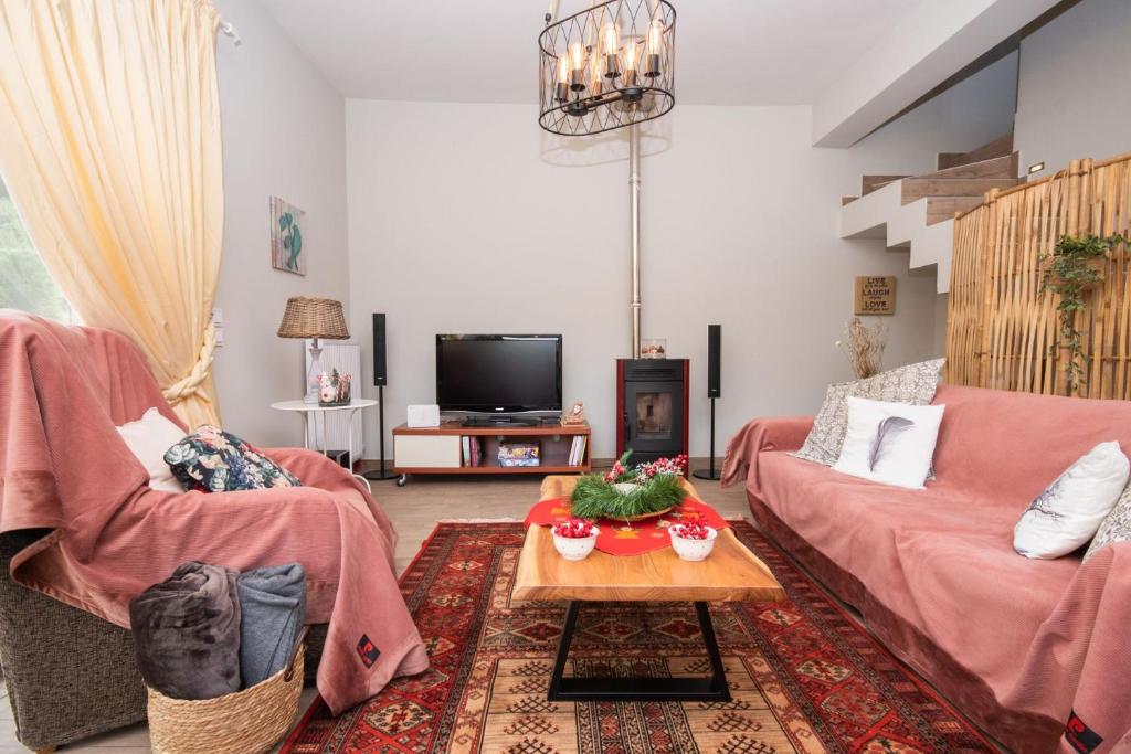 StírionStellas guesthouse near Arachova的客厅配有沙发和桌子