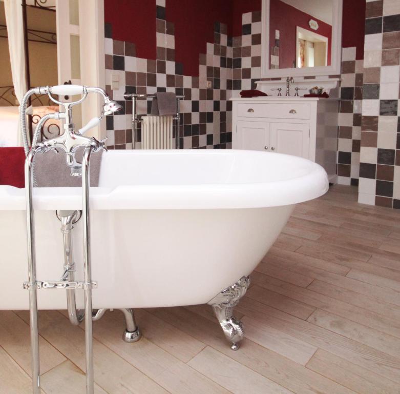 杜柏Comme à la Ferme的浴室内设有一个白色浴缸