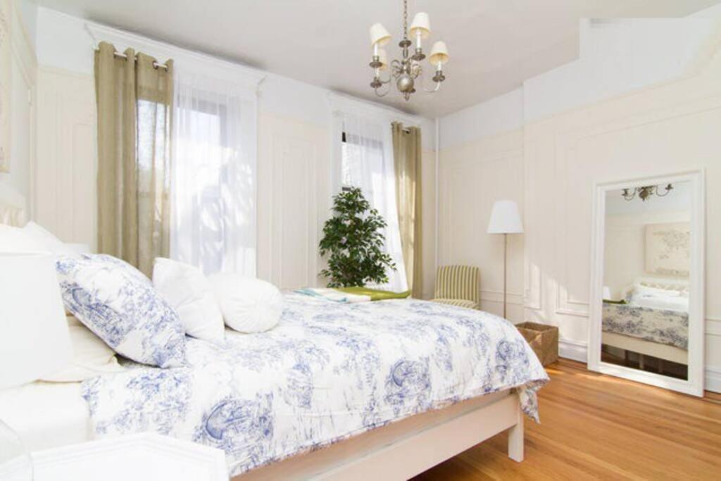 纽约211-3 Prime Union Square Large 1BR Great value的一间卧室配有一张带蓝色和白色棉被的床