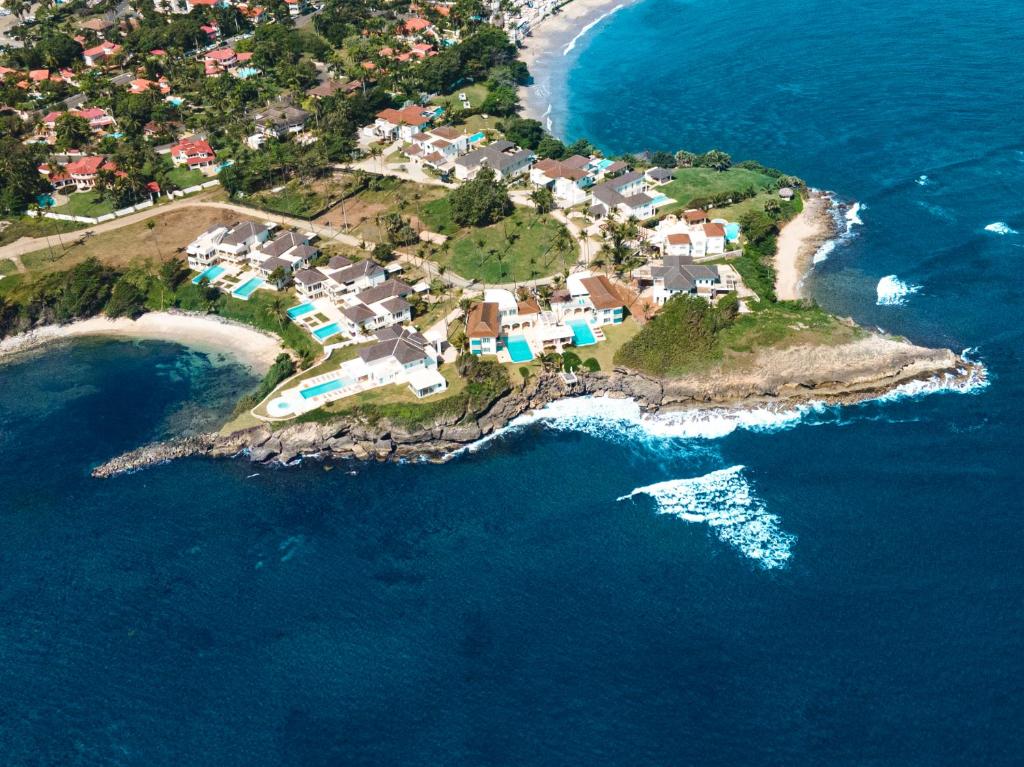 圣斐利-银港Peninsula Esmeralda Luxury Villas的海洋小岛的空中景观