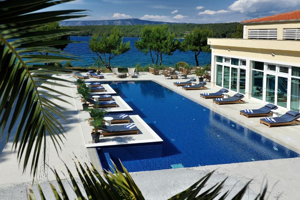 斯塔里格勒Waterfront Villa Antica, Cheerful 8 bedrooms with pool-Luxury is personal的一个带躺椅和水的游泳池