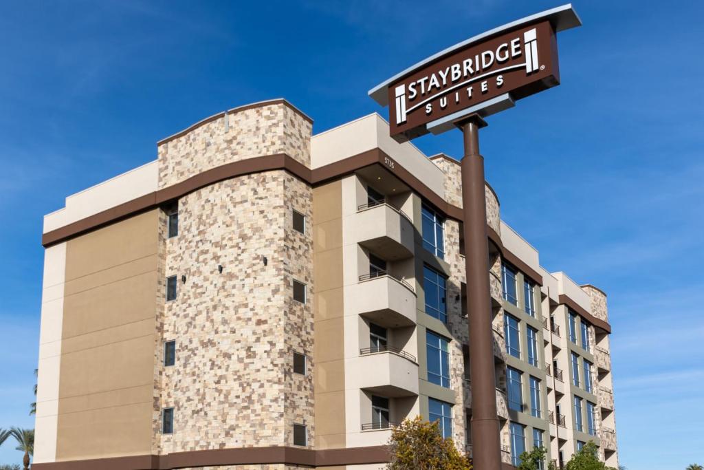 拉斯维加斯Staybridge Suites Las Vegas - Stadium District的建筑前的标志