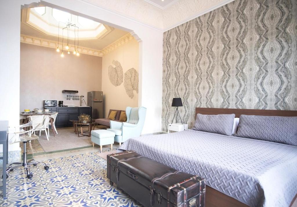巴拿马城AmazINN Places Rooftop and Jacuzzi VIII的一间卧室设有一张床和一间客厅。