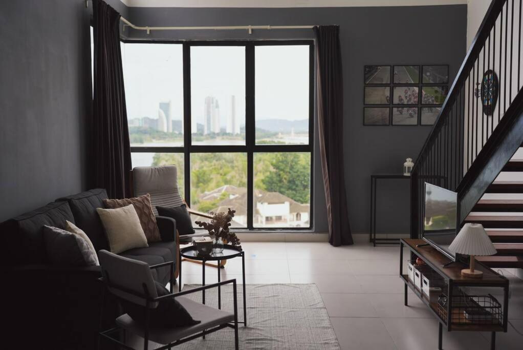 塞贝维Loft Style Duplex w/ Ultimate lakeview @ Sawtelle的带沙发和大窗户的客厅