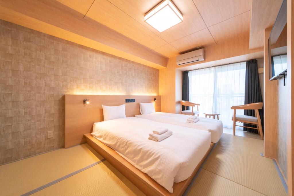 大阪WELLSTAY Shinsekai Wakyo的一间卧室,卧室内配有一张大床