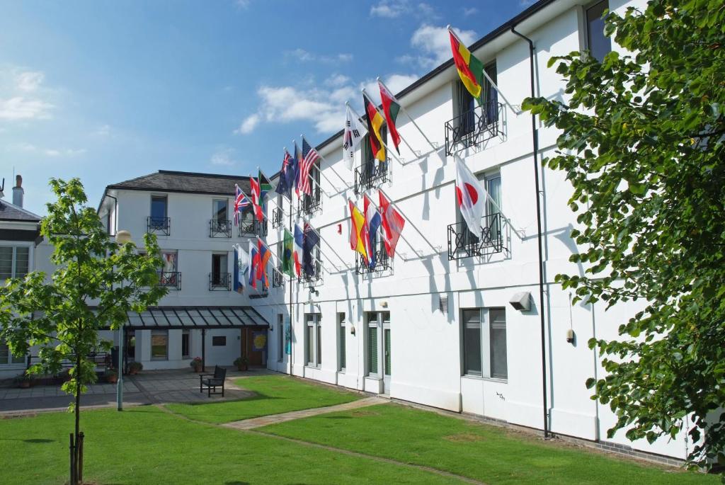 伦敦Pax Lodge的白色建筑一侧的一排旗帜