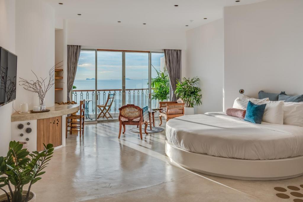 波普托Ampersand Resort的一间带大床的卧室和一个阳台