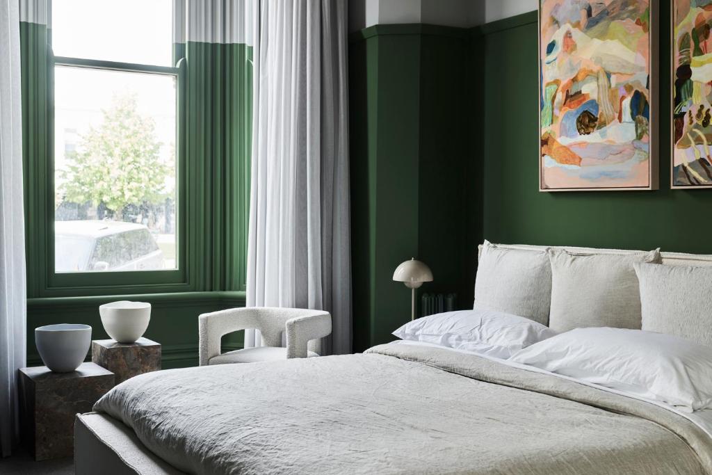 巴拉腊特Hotel Vera Ballarat的绿色卧室设有床和窗户