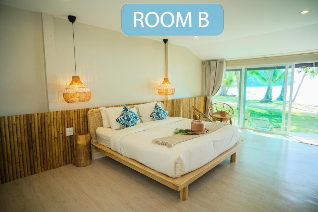 库德岛库德岛暹罗海滩度假村的一间卧室,配有一张床,上面有房间标志