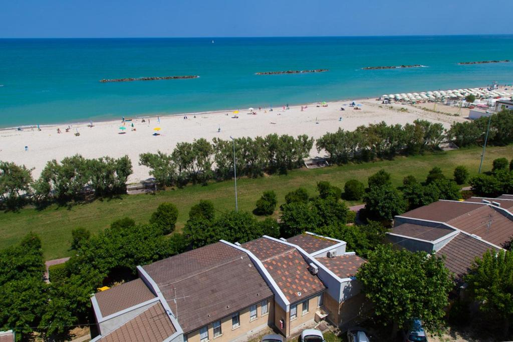 波尔图圣乔治卡萨比安卡公寓式酒店的海滩上的人的空中景色