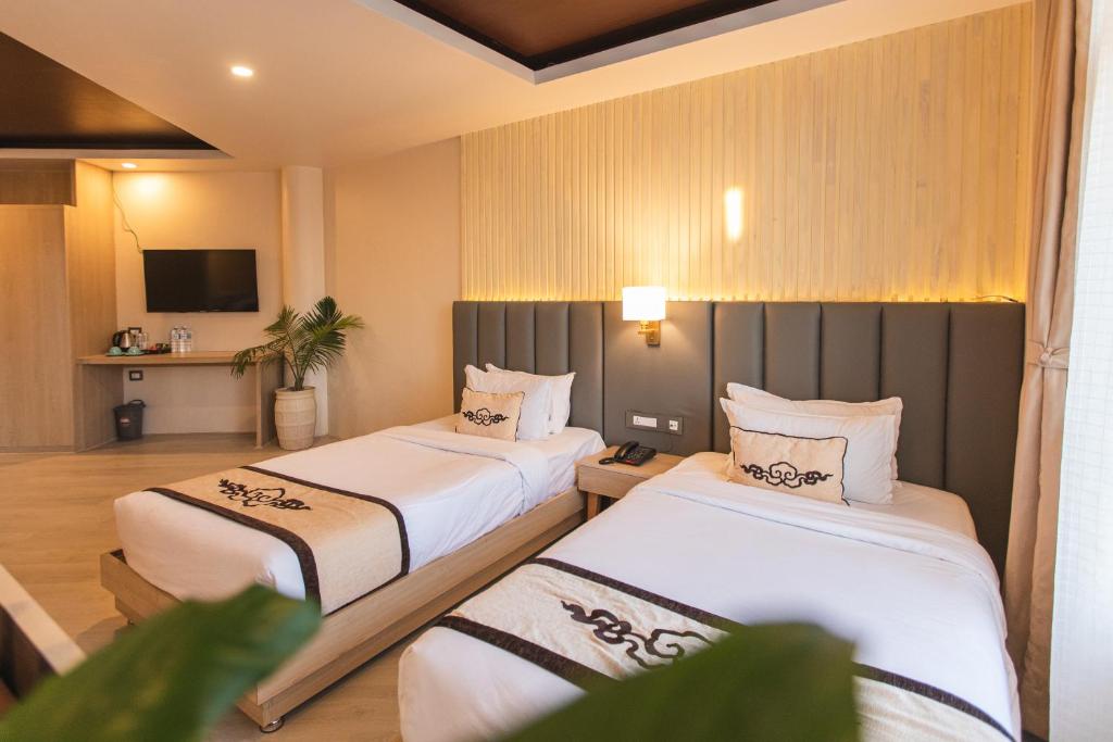 加德满都Lavie Residence and Spa的酒店客房设有两张床和电视。