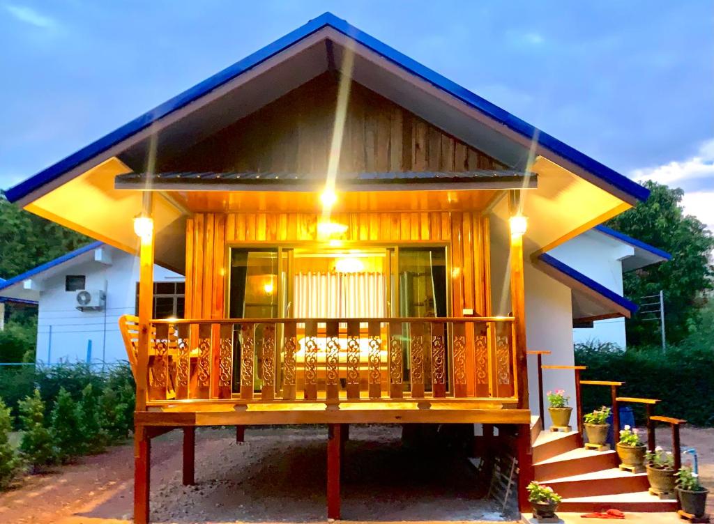 俊穆岛Koh Jum Paradise Resort的一座小房子,设有大型木甲板