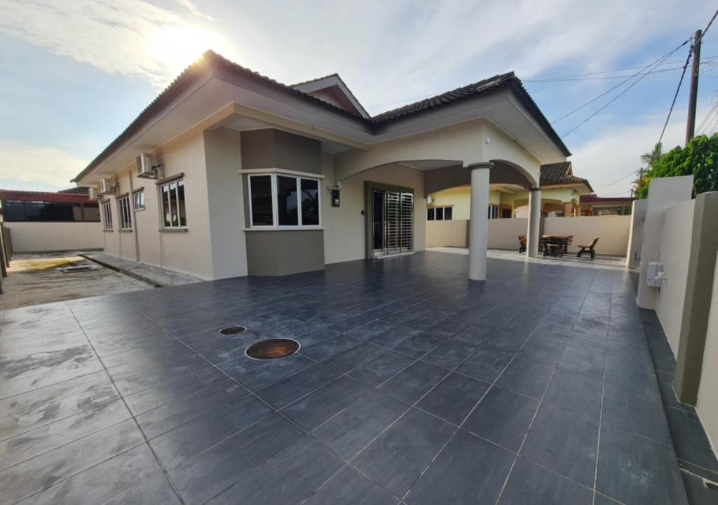太平Air-home No 9 Kampung Boyan, 4BR, 9pax, Netflix的一个小房子,设有大庭院