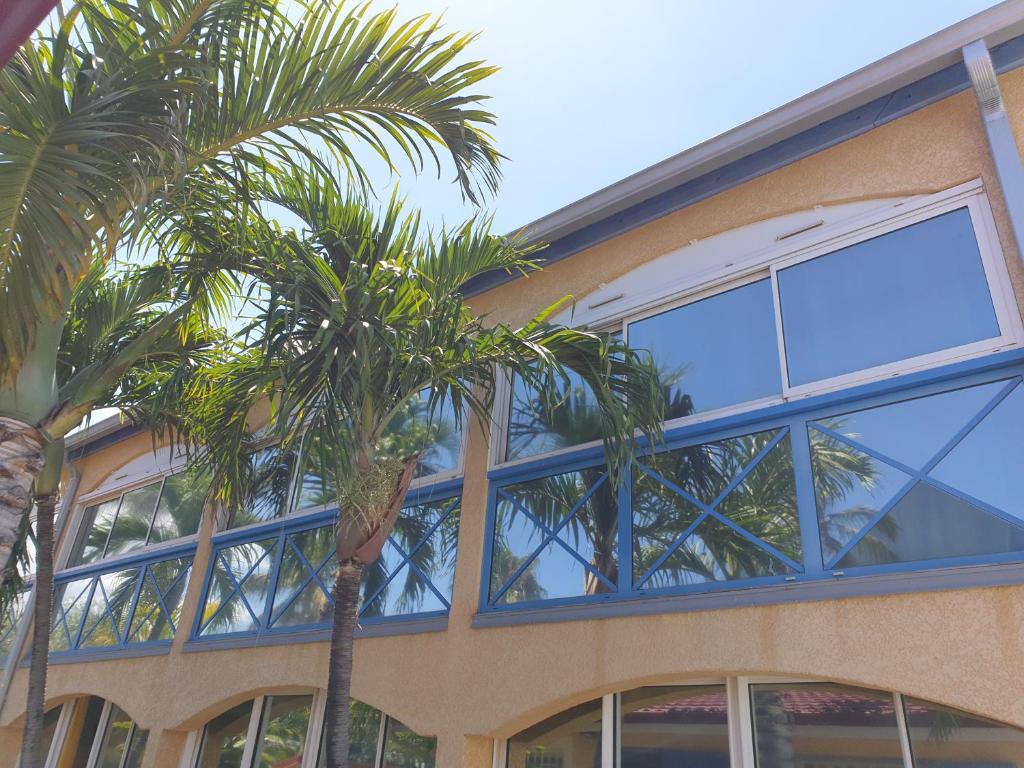 拉萨尔勒班水族海滩酒店的一座棕榈树建筑