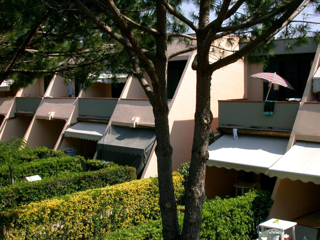 普林希匹纳马尔Rio Piccolo Apartment的一座大建筑,设有1个带雨伞的阳台