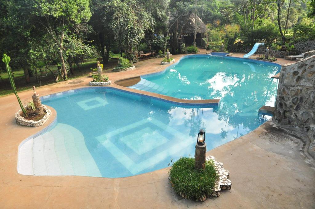 埃尔多雷特Naiberi River Campsite & Resort的大型游泳池的顶部景色