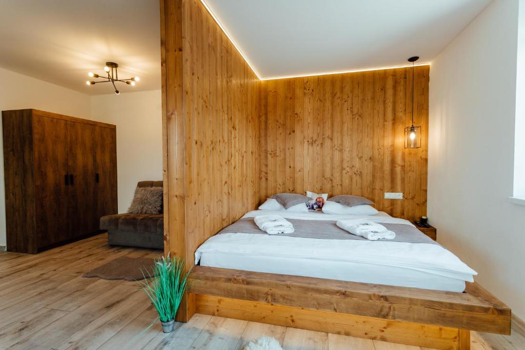 利普托斯基米库拉斯Miracle Seasons的一间卧室配有一张木墙床