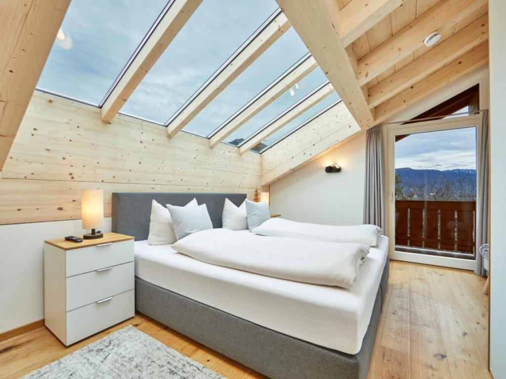 加尔米施-帕滕基兴Fewo Sterntaler DG mit Bergblick的卧室配有一张大白色床和窗户