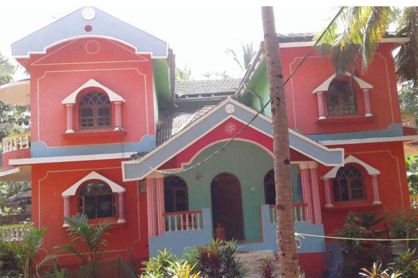 阿贡达Mayelle Agonda的一间红色和蓝色的大房子,