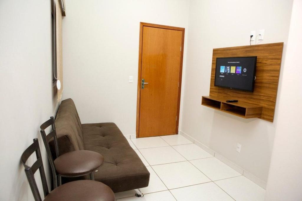 阿纳波利斯104-FLAT-Espaço, conforto. É disso que você precisa!的带沙发和电视的客厅