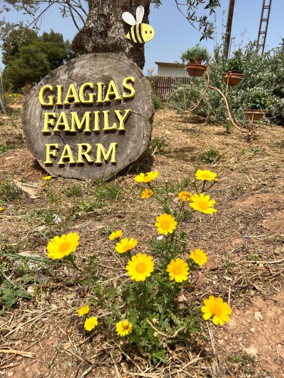 克兰尼蒂giagias family farm的一种标志,上面写着有黄色花卉的冰川家庭农场