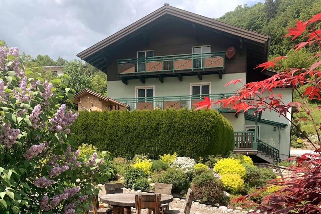 蓬高地区圣法伊特Appartement Centerbase Salzburgerland的前面有花园的房子