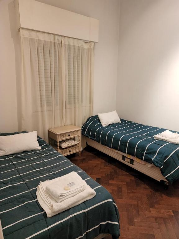 萨尔塔Hermoso Dpto. en el Corazón de Salta Capital的一间设有两张床铺和毛巾的房间