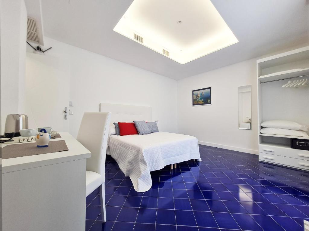 索伦托Domus Sole的白色客房 - 带床和蓝色瓷砖地板
