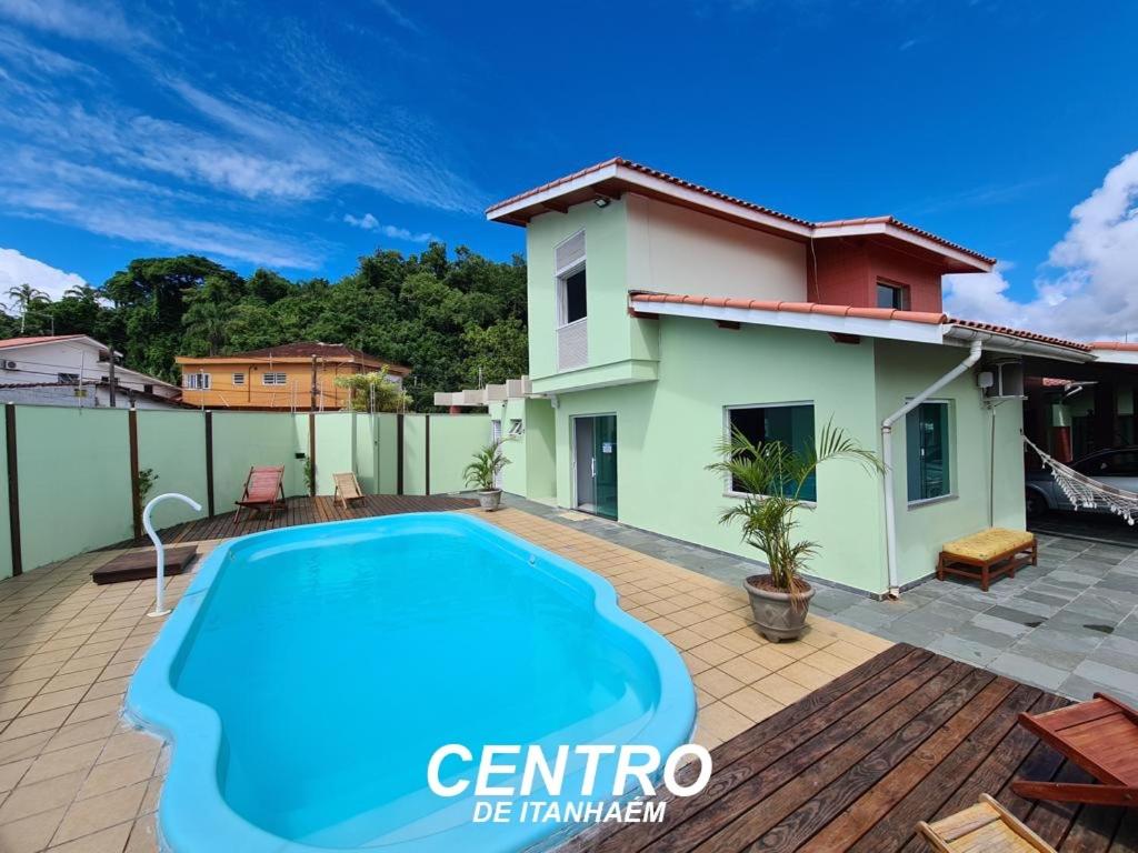 伊塔尼亚恩Vila Itanhaém的一座带游泳池和房子的别墅