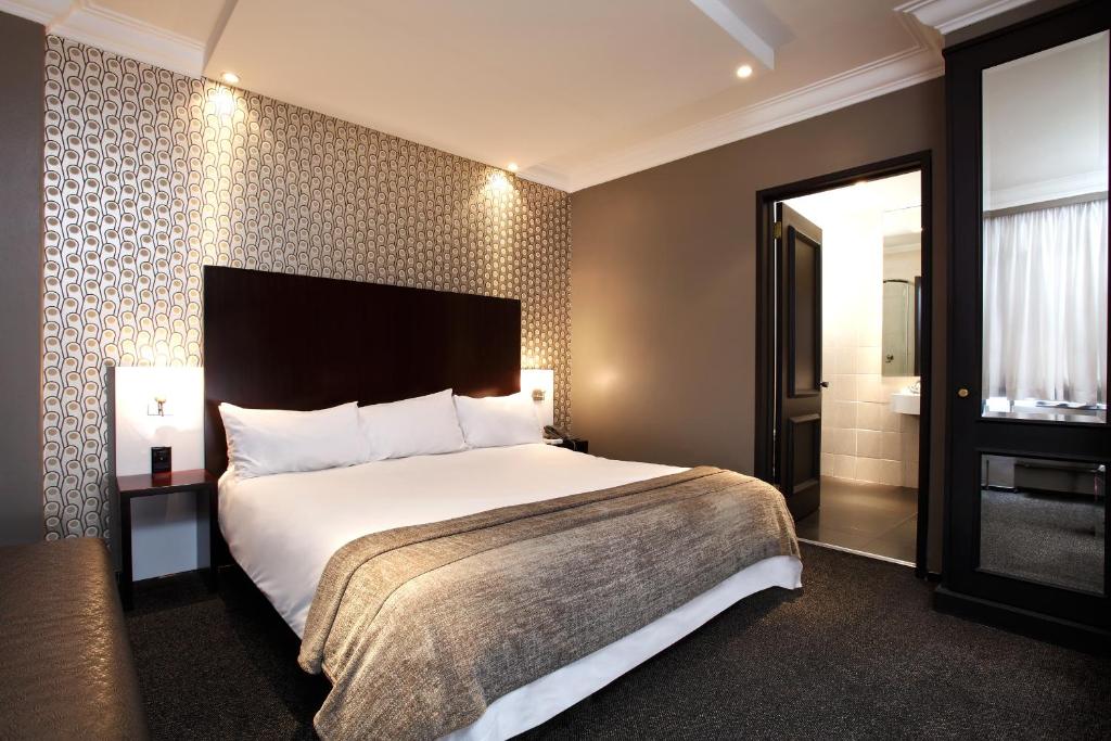 比勒陀利亚曼哈顿酒店的酒店客房设有一张大床和一间浴室。