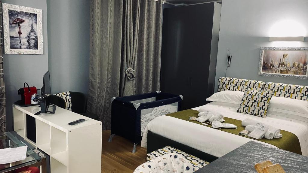 热那亚Le Chicche del Porto - Bleu的酒店客房配有两张床和一张书桌